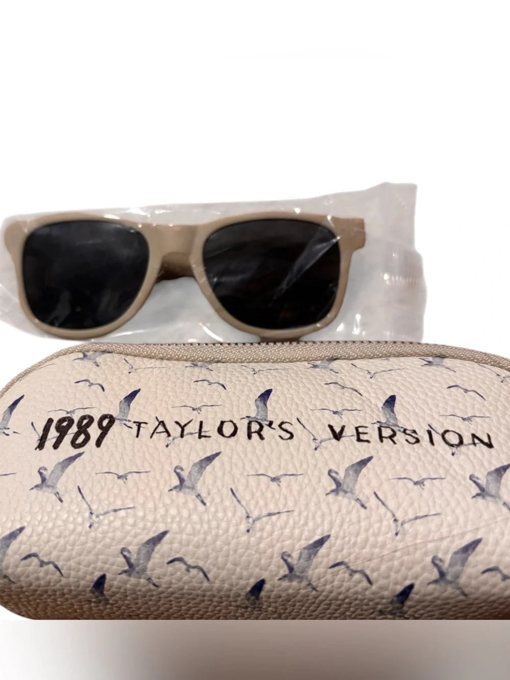 Taylor Swift 1989 (Taylor's Version) Cream Sunglasses and Case - Picture 5 of 6